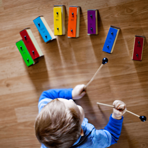 Enfant qui joue au xylophone, atelier carrefour péri naissance éveil à la musique