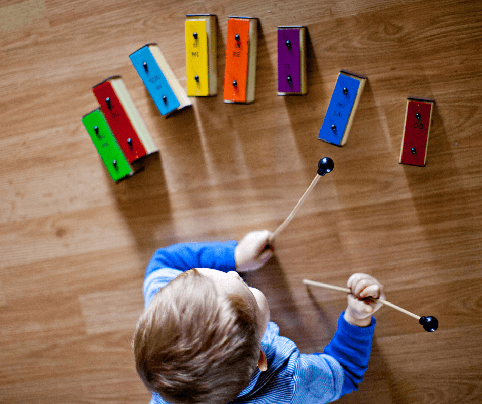 Enfant qui joue au xylophone, atelier carrefour péri naissance éveil à la musique